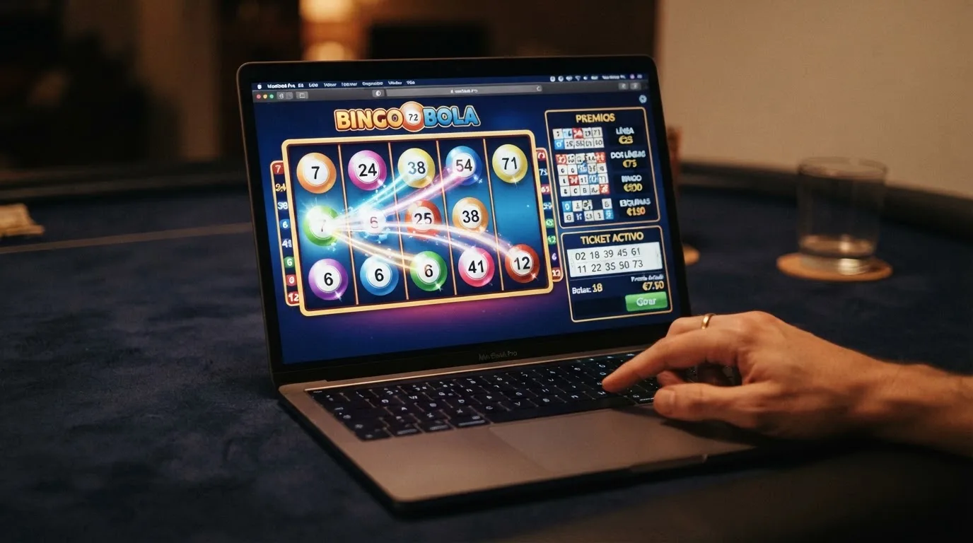 Pantalla de una tragaperras de bingo con rodillos que muestran bolas numeradas y cartones laterales con premios